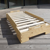 Smrková dětská stohovací postýlka.