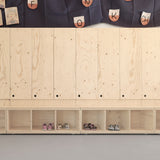 Smrková šatní skříňka s lavičkou