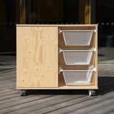 Dětská komoda s koši na hračky.