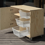 Dětská komoda s koši na hračky.