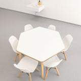 Smrkový dětský jídelní stolek.