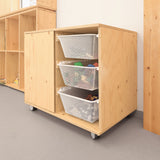 Dětská komoda s koši na hračky.