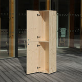 Smrková dvojitá šatní skříňka.