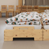 Smrková dětská stohovací postýlka.