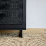 Černá dubová komoda s ratanem Donau.