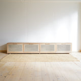 Dubový TV stolek Hernals.