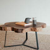 Ořechový konferenční stolek Nuss.