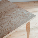 Jídelní stůl Manier.