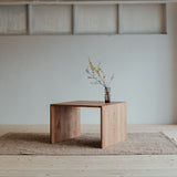 Dubový konferenční stolek Kubus.