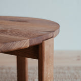 Kruhový dubový konferenční stolek Ritual.