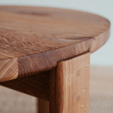 Kruhový dubový konferenční stolek Ritual.