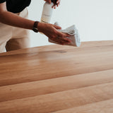 Čistící prostředek pro masivní nábytek.