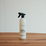 Čistící prostředek pro masivní nábytek.