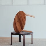 Kruhový dubový konferenční stolek Ritual.