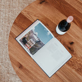 Kruhový dubový konferenční stolek Ritual.