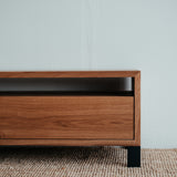 Dubový TV stolek Verloren.