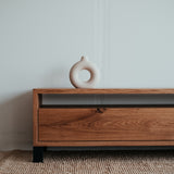 Dubový TV stolek Verloren.