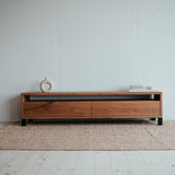 Dubový TV stolek Verloren.