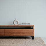 Dubový TV stolek Verloren.