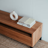 Dubový TV stolek Verloren.