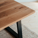 Dubový jídelní stůl Formig Metall.