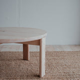 Kruhový jasanový konferenční stolek Ritual.