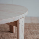 Kruhový jasanový konferenční stolek Ritual.