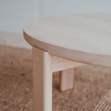 Kruhový jasanový konferenční stolek Ritual.