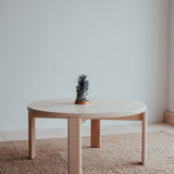 Kruhový jasanový konferenční stolek Ritual.